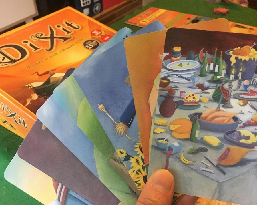play dixit with sign languages