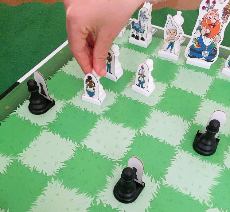 ภาพเด็กเล่นเกมปกติของ STORY TIME CHESS